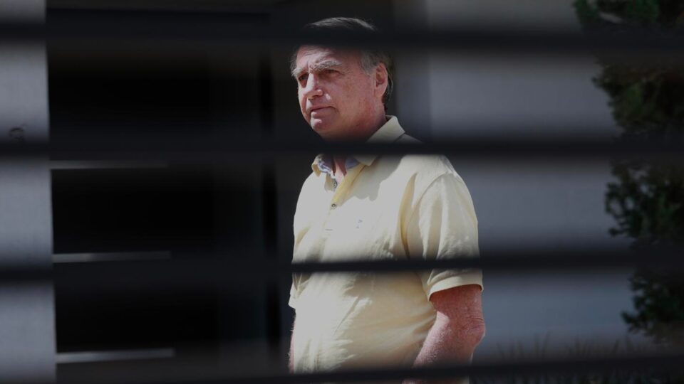Defesa de Bolsonaro pede suspensão da pena de prisão; Nunes Marques será relator