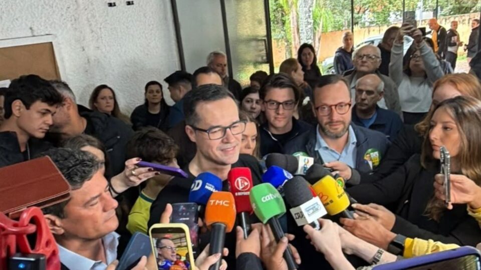 Deltan Dallagnol vota em Curitiba e celebra decisão de Nunes Marques