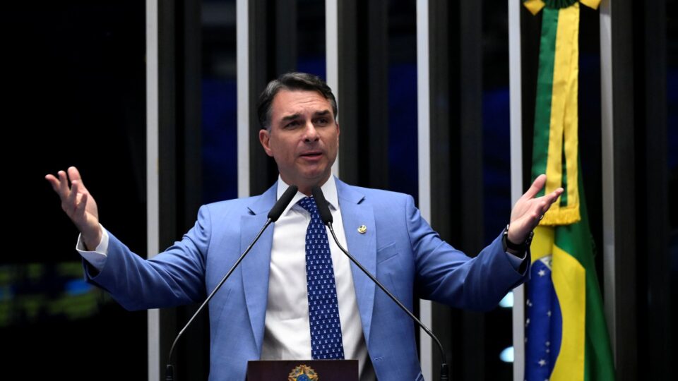 Flávio pede a Fachin suspeição de Dino em ações sobre ele, Lula e eleições