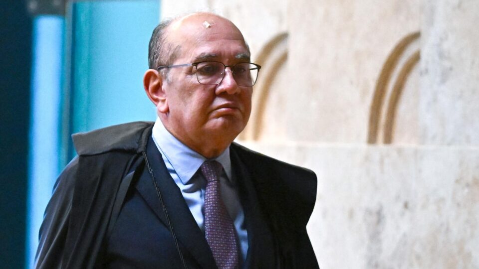 Gilmar Mendes descumpre lei eleitoral e vota com telefone celular na cabine