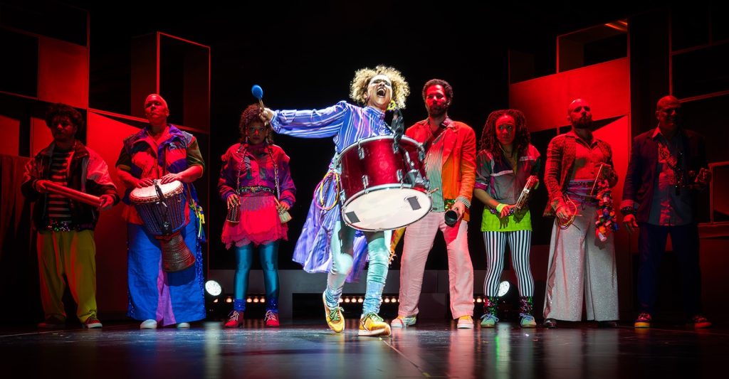 Musical sobre Gonzaguinha tem vigor cênico, a ideologia firme do artista e a marca da Barca dos Corações Partidos Musical sobre Gonzaguinha tem vigor cênico, a ideologia firme do artista e a marca da Barca dos Corações Partidos