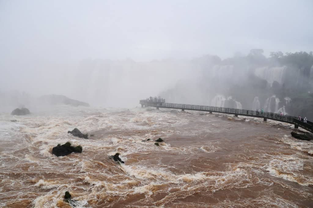 Cheia do rio Paraná ameaça áreas próximas à usina de Itaipu hoje