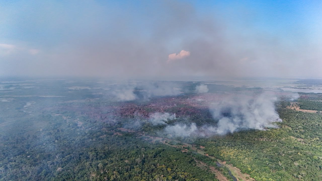 Incêndio florestal em Itacoatiara chega ao 11º dia e fumaça se espalha pela cidade